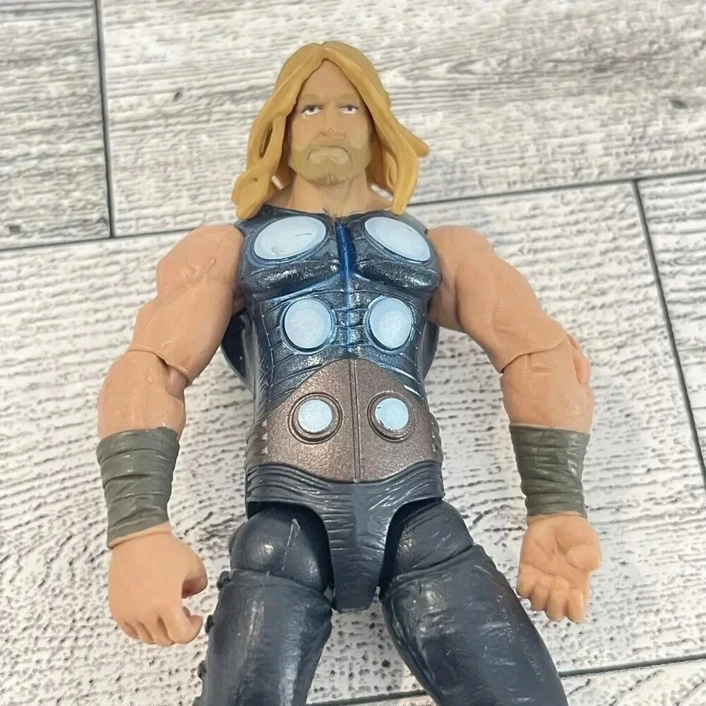 Marvel Universe Ultimate Thor Action Figure 3.75" - Picture 4 of 7